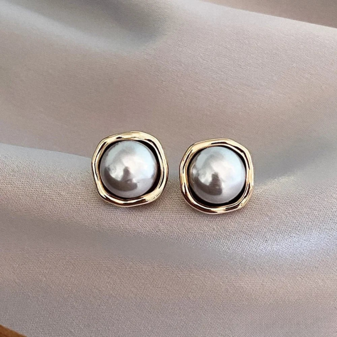 Elegante Ohrringe mit schwarzer Perle
