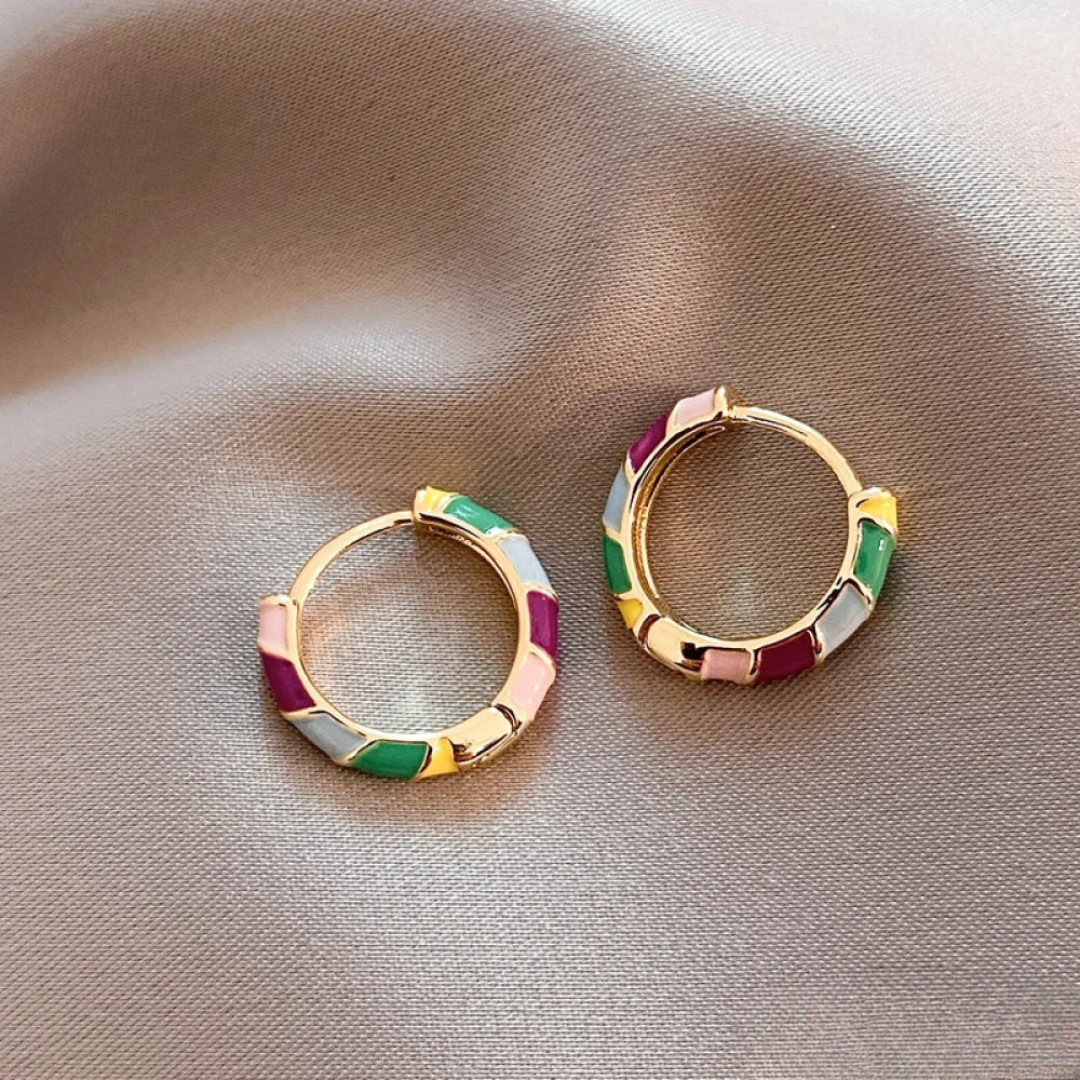 Elegante Ohrringe mit mehrfarbiger Emaille in Gold